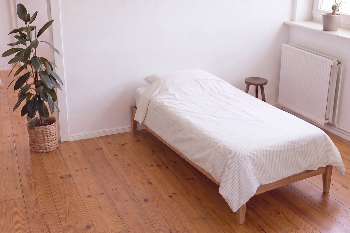 Earthle aardingsdekbedovertrek over het dekbed op een bed, 200 x 140 cm